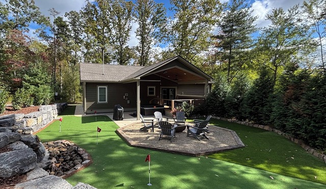 Reduced weekday stays! Putting green, hot tub & firepit!