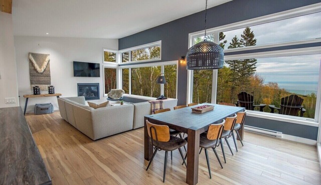 Refuge 2: Hot Tub, River Views & Pet Friendly