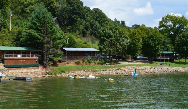 Relax, Unwind & DOCK Your Boat, Lakefront Bungalow - HOT TUB, FIRE PIT