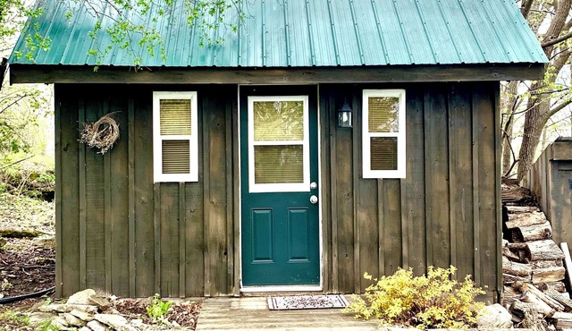 Relaxing cottage on the shores of Upper Rideau Lake.