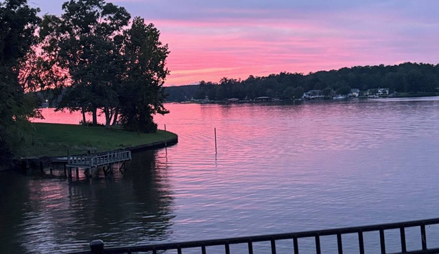 Relaxing Lake home King BR steps away to fishing, tackle store & restaurant