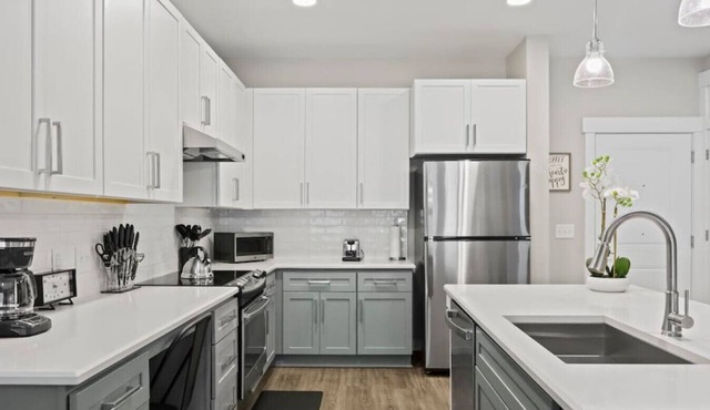 Reluxme | 1BR Lux Condo in Prime Location!