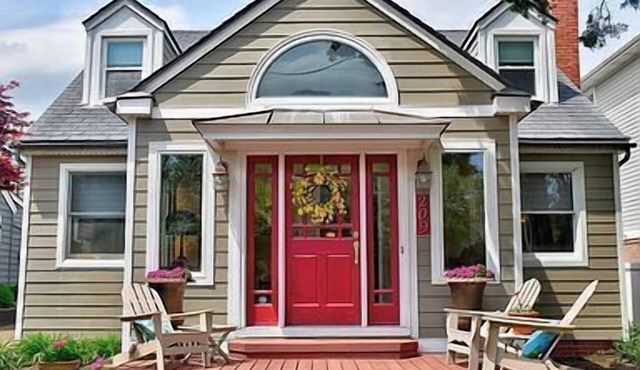 Renovated 3BR beach cottage, 1 block to ocean with private backyard and parking