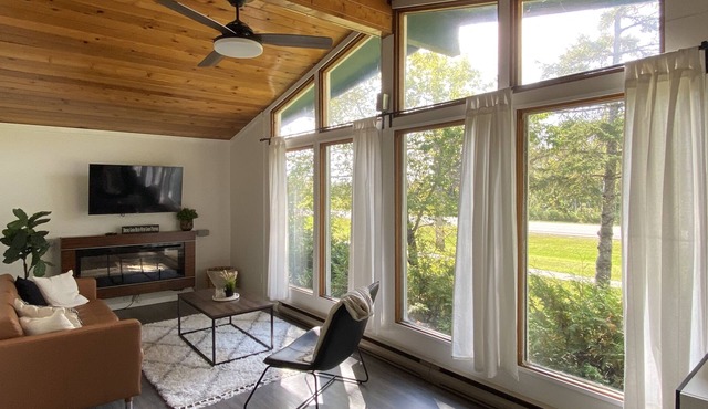 Renovated All Season Cozy Cottage, 3 Min's Walking to The Beach