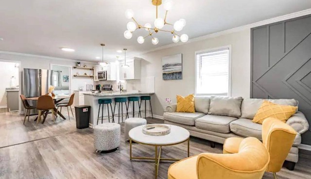 renovated house close to Dtown Durham w king bed