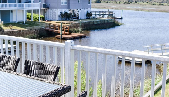 Renovated Island Cottage on OIB with views of Jinx Creek, 4 min walk to beach