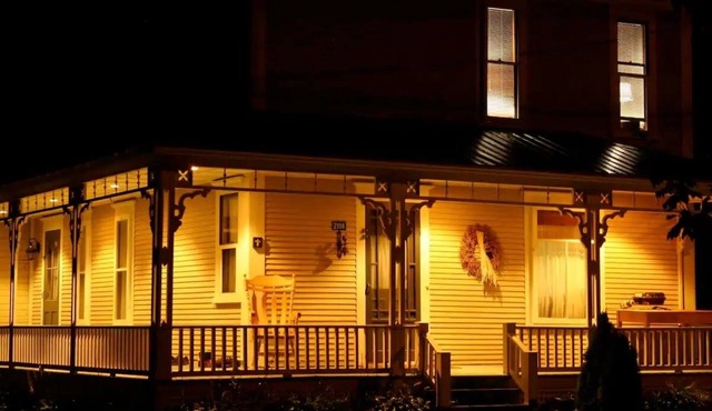 Renovated wooden house with AC, pool table, ping pong close lakes and mountains.