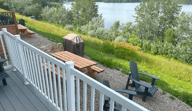 Rental of renovated cottages facing the lake with a magnificent terrace