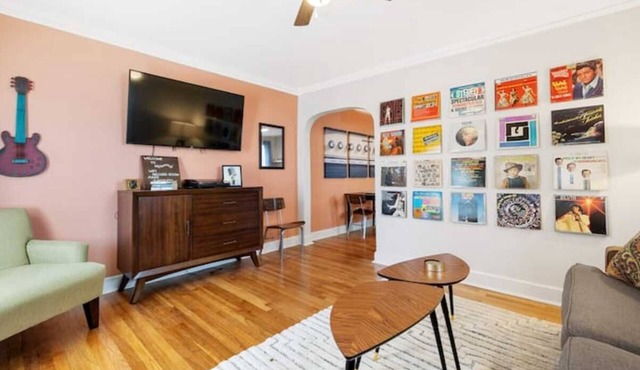 Retro 1BR for 4 w/King Bed near Music/BBQ Fest!