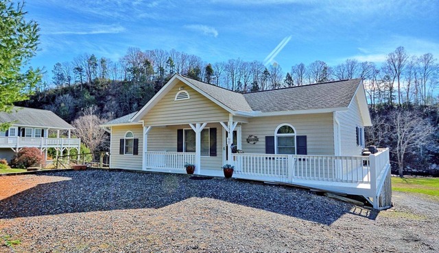River Front 5-bedroom chalet in Crumpler, NC, perfect for family getaways!