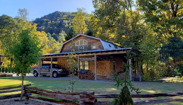 River Love ❤@ The Barn *Highlands Home on the Cullasaja River Trout Fishing