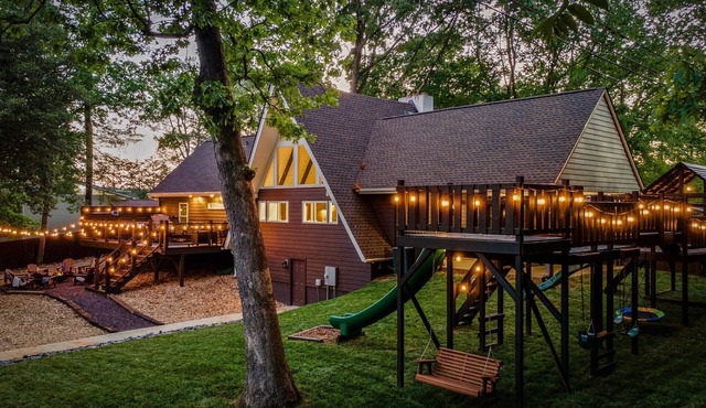 River Retreat: A-Frame, Hot Tub, Fire Pit, Ping Pong, Fenced Yard, Playset