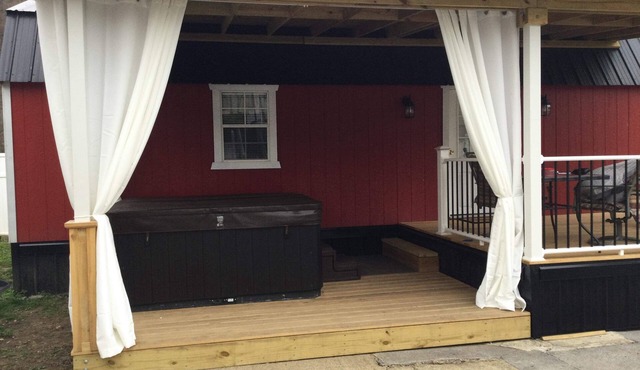 River Road Retreat. Cabin minutes away from trails w/hottub & seasonal pool!
