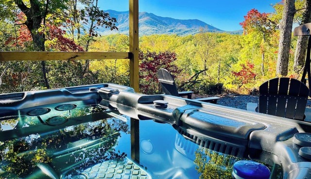 Romantic Cabin, Mountain Views, Privacy & Luxury Hot Tub