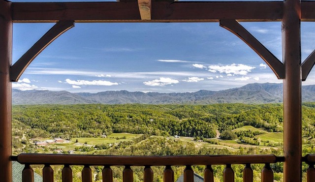 Romantic Escape with panoramic Mountain Views, great location 2.5 steps to enter
