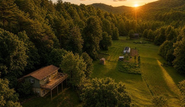 Romantic Mountain Cottage Near Boone