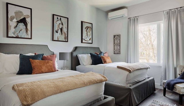Rooftop, Karaoke & Game Garage In East Nashville | 10 Min to Nissan Stadium, Garage, Ping Pong, Karaoke, Axe Throwing, Shuffleboard, 10 Mins to Broadway, 5 Mins to Five Points, Perfect for Bachelors or Bachelorettes, 24 Hr Hospitality