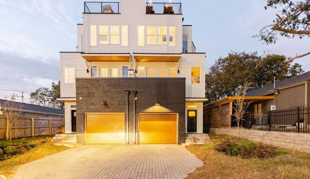 Rooftop Retreat & Skyline Views