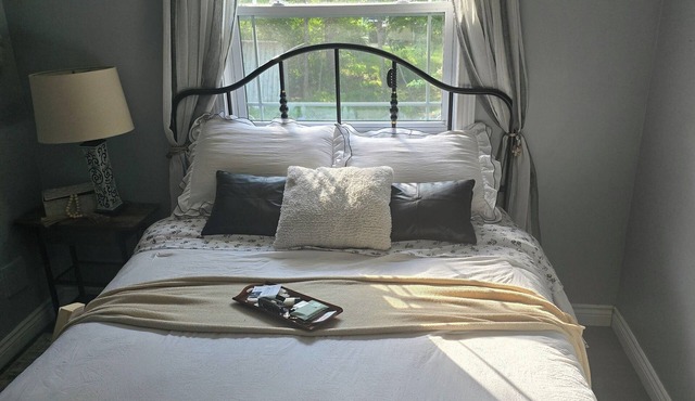 Room Available in Comfortable Cozy Cottage on Cottage Road.