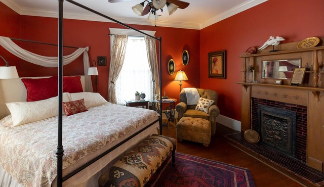 Room in a beautiful historic home near scenic downtown and waterfront