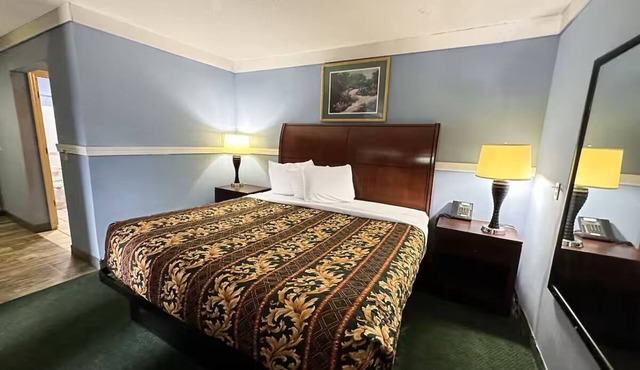 Room Near Sunset Park w/Seasonal Outdoor Pool – Affordable & Convenient Stay