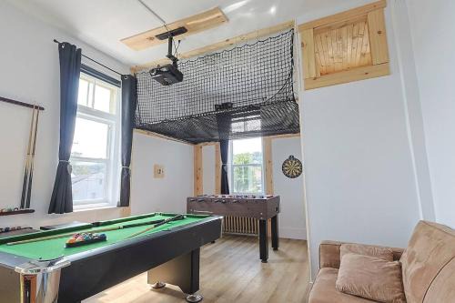 Royale 1918, 6bdr, game room, net, pool & more
