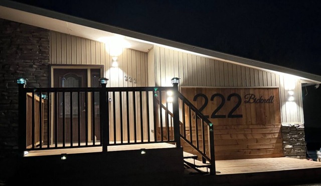 Russell Retreat, w/fireplace, fenced in yard, close to great fishing