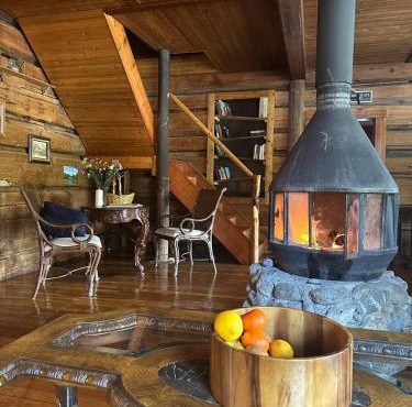 Rustic Beaverfoot Lodge Room N8