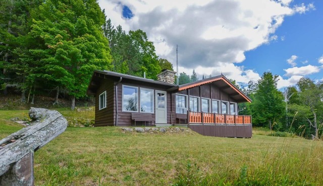 Rustic chalet - directly on the lake with sandy beach