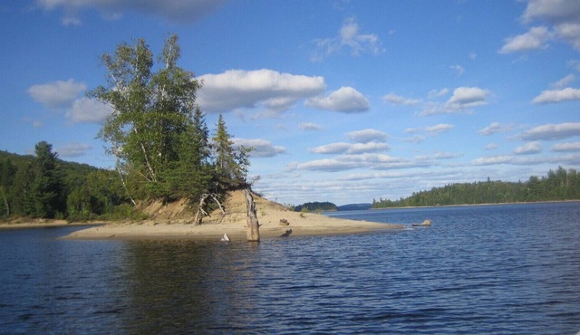 Rustic Cottage on Lake Baskatong in Quebec