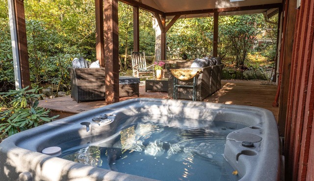 Rustic Creekside Cottage - High Speed internet.