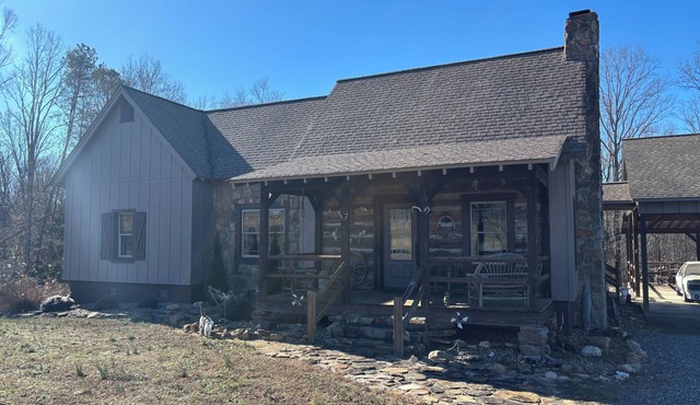 Rustic Farm Retreat: 2BR Cabin Amidst Rolling Fields & Fresh Country Air.
