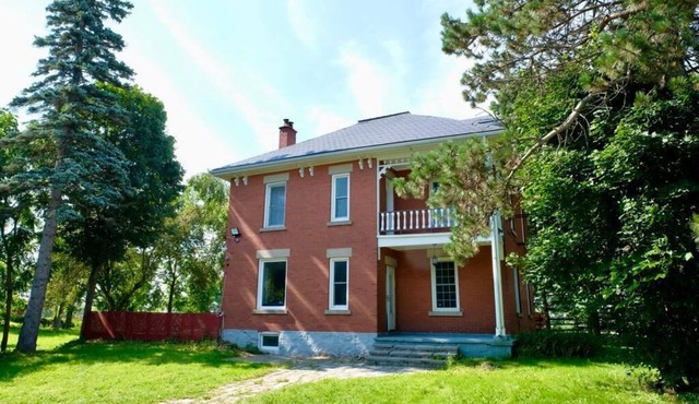 Rustic Farmhouse Oasis Near Downtown Guelph, Surrounded by Nature