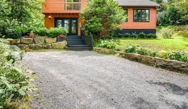 Rustic Modern Chalet Near Sauveur Ski center -3min