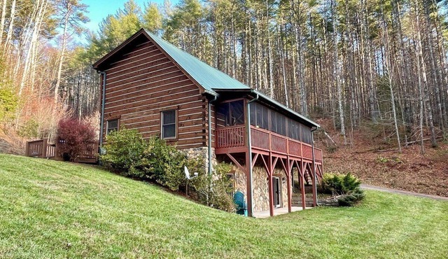 Rustic Retreat-Riverfront, Private Ponds & Hiking Trail, Dog Friendly,at The Barn on New River