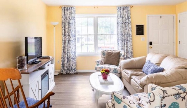 Safe neighborhood near historical sites, restaurants, shopping, plus. Park free.