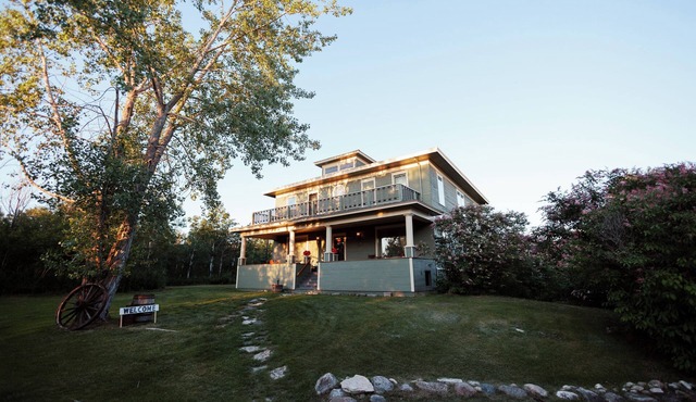 Saskatoon’s Crown Jewel: Victorian Mansion w Forest Views, Timeless Elegance