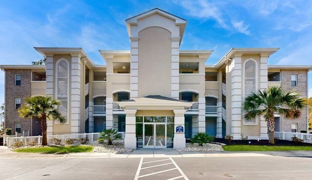 SB61 Sunset Serenity: Sunny condo with a pool, balcony, kitchen, beach gear, W/D, & AC