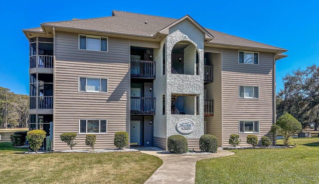 SB64: Lakefront condo with patio, AC, & water views plus pool & tennis