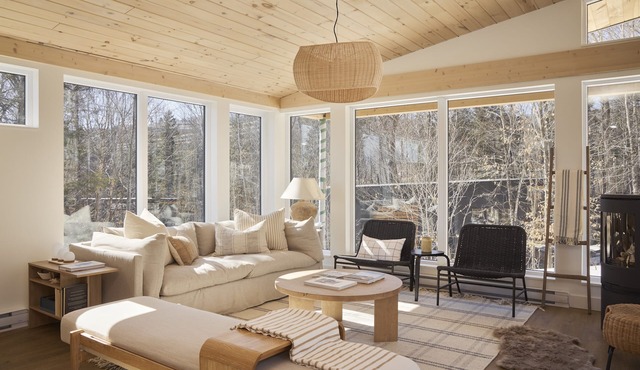 Scandinavian inspired 2 bedroom cabin near Mont Tremblant | Hot tub | Fireplace
