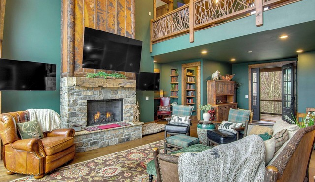 Scenic Sanctuary w/Mtn Views: Glenville Lodge