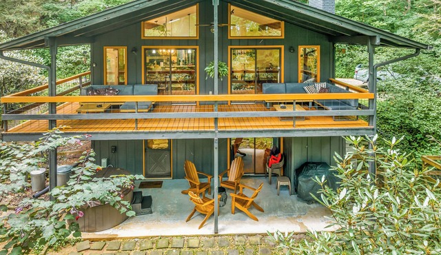 Secluded 4BR Mountain Cabin w/Hot Tub & Fire Pit