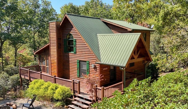 Secluded cabin, hot tub, layered mountain view, gameroom, Hiawassee, GA!