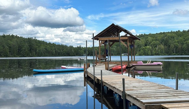 Secluded Lakefront Off-Grid Cottage - A perfect Getaway for the family. n