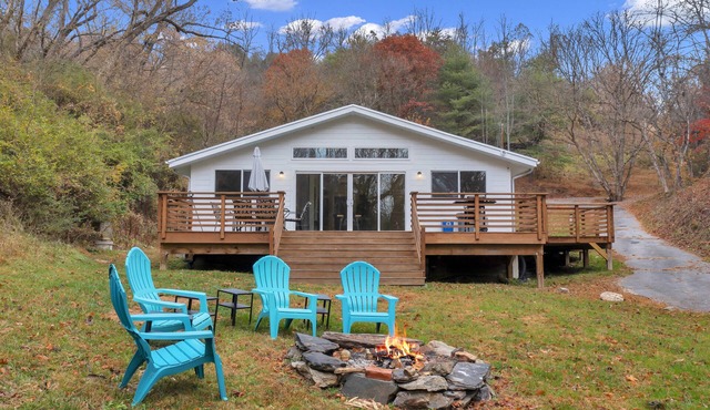 Secluded modern cabin, short walk to town, river & brewery. <25 min to Asheville