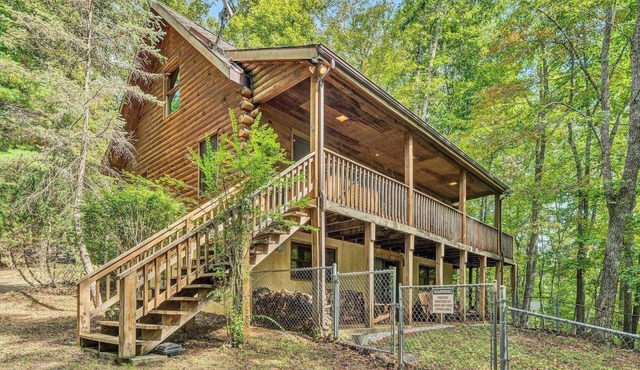 Secluded Mountain Cabin + Hottub