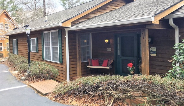 Secluded Villa, 3 Minute Walk to Gorgeous Lake, Bald Rock & Walking Trails