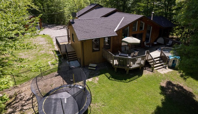 Serenity Now! Beautiful Drag Lake. Beach, dock, hot tub and fire pit. Flat lot.