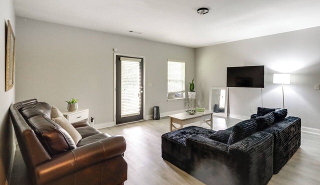 Shop, Dine & Hike: Lawrenceville Home By Parks
