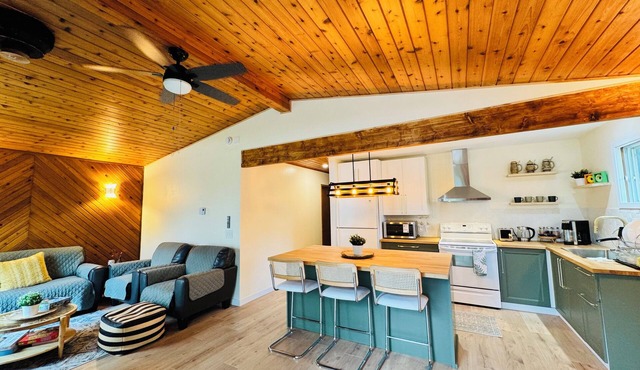 Short Drive to the Beach/Fishing/Treed Yard/Year Round Cottage/Family Kitchen